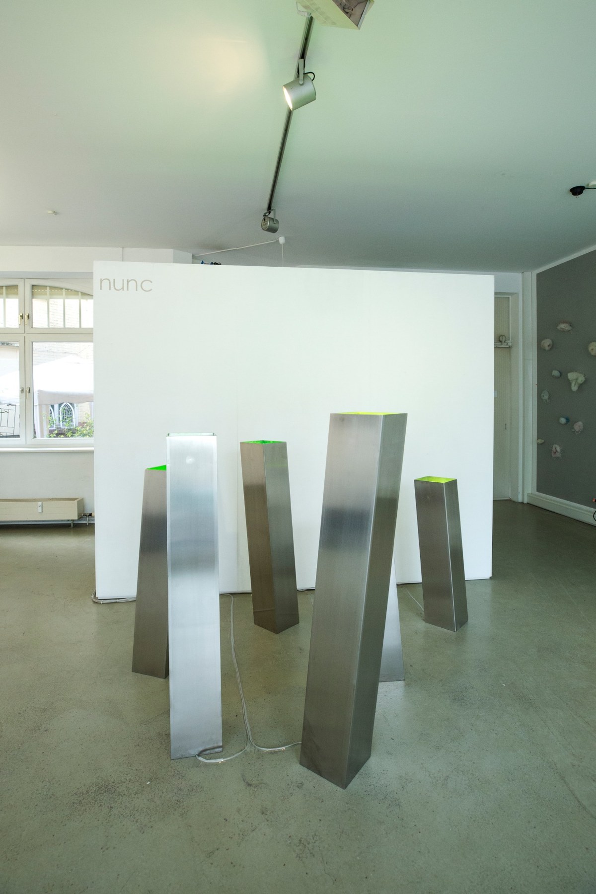 statum, six light stelae in the exhibition space