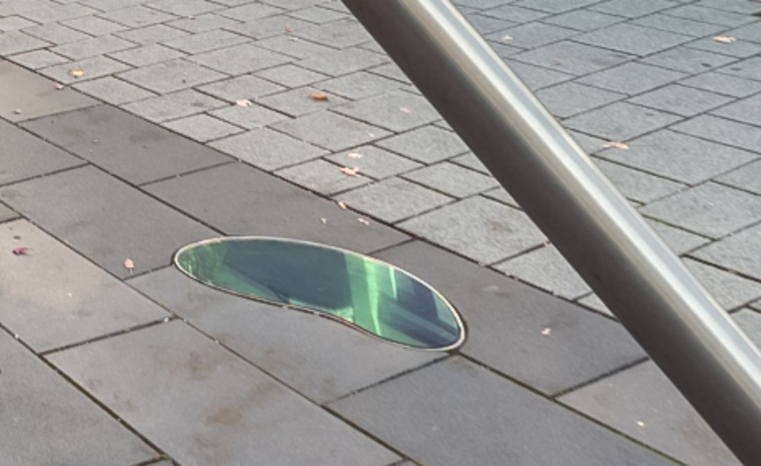 Das beleuchtete Bodenglas bindet den Platz in die räumliche Komposition ein.